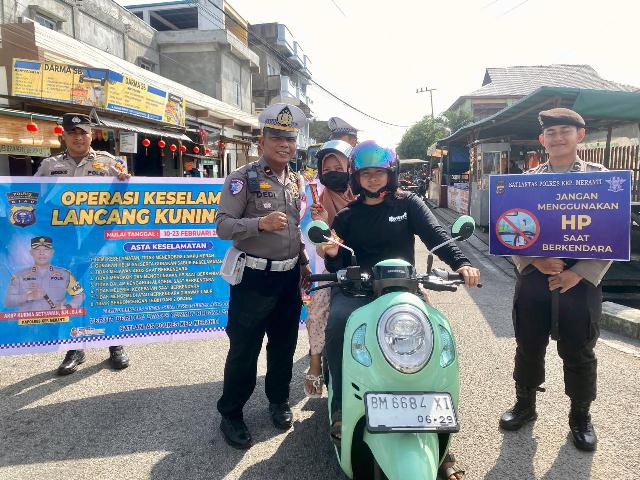 Gelar Operasi Keselamatan, Satlantas Kepulauan Meranti Bagi-Bagi Coklat Kepada Pengendara