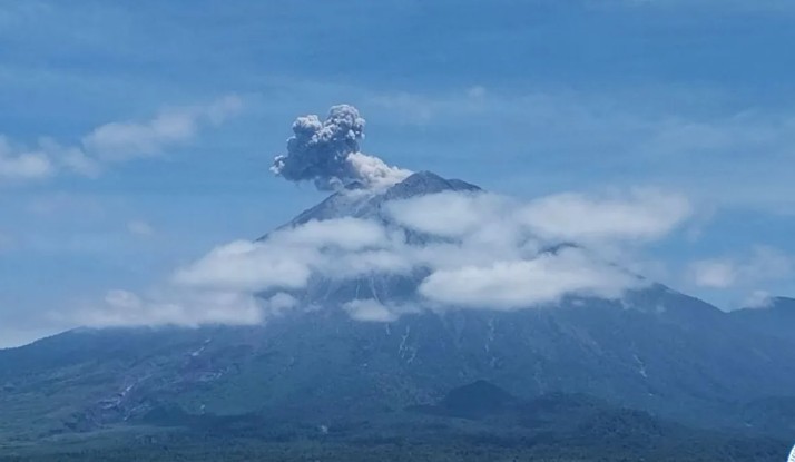 Gunung Semeru Empat Kali Erupsi, Abu Melayang Hingga 700 Meter