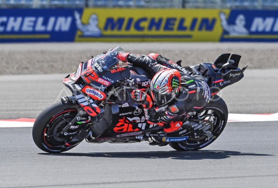 Marco Bezzecchi Rebut Pole Position MotoGP Mandalika 2025, Marc Marquez Tertinggal di P9!