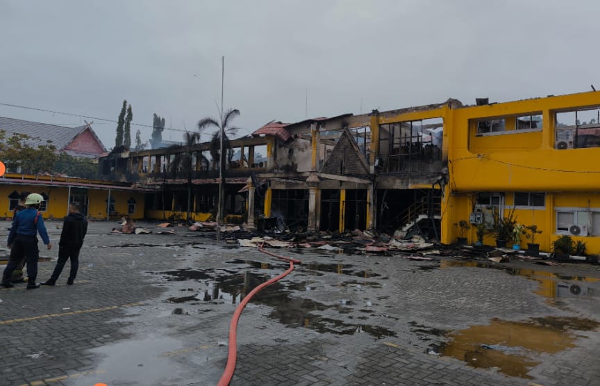 Jelang Subuh, Kantor Disnakertrans Riau Ludes Terbakar