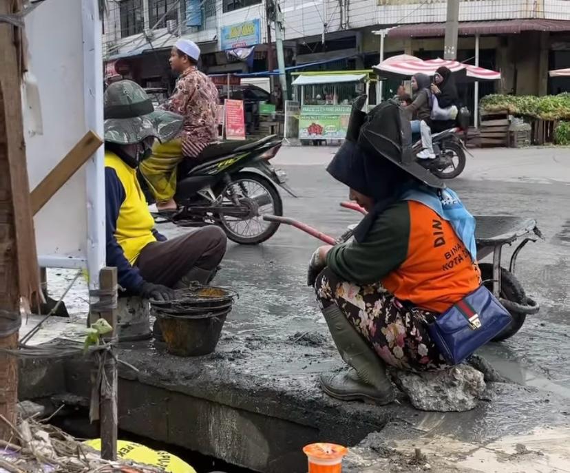 Dinas PUPR Pekanbaru Menurunkan Pasukan Kuning, Lakukan Pembersihan Drainase di Jalan Teratai dan Cempaka