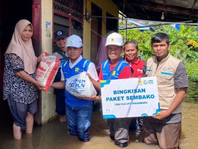 PLN Pekanbaru Salurkan Bantuan Melalui YBM, Bantu Ringankan Beban Korban Banjir