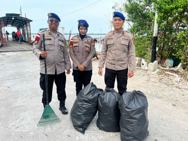 Sat Polairud Polres Kepulauan Meranti Gelar Program Jalur Bersih Pantai di Pelabuhan Perikanan