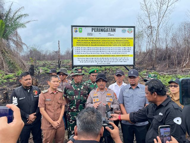 Pemasangan Plang Larangan di Lahan Bekas Kebakaran, Kapolres Inhil: Sinergi Semua Pihak dalam Mencegah Karhutla
