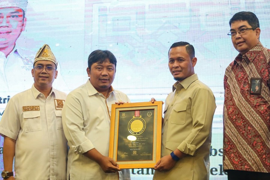 Walikota Agung Terima Penghargaan dari Himperra Riau