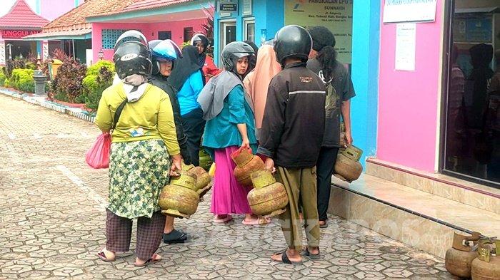 Warga Pondok Aren Berbondong-bondong Antre Demi Gas Elpiji 3 Kilogram, Sorak Sorai Saat Pasokan Tiba Membahana