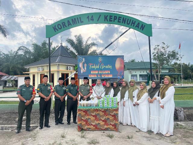 Koramil 14/Kepenuhan dan Persit Bagikan Takjil Gratis untuk Warga di Bulan Ramadhan