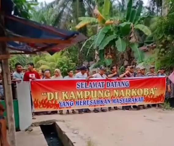 Wow Seram Dirohil !! Masyarakat Pasang Spanduk Bertulisan Selamat Datang di Kampung Narkoba yang Resahkan Masyarakat