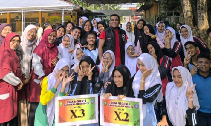 Cegah Stunting Sejak Dini, Bupati Zukri Edukasi Siswi SMAN 1 Pangkalan Kerinci Minum TTD