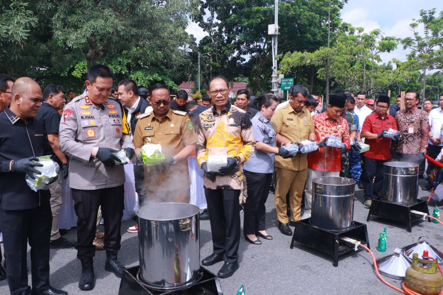 Komitmen Perangi Narkoba, Pj Walikota Ikut Pemusnahan Barang Sitaan Bersama Polda Riau