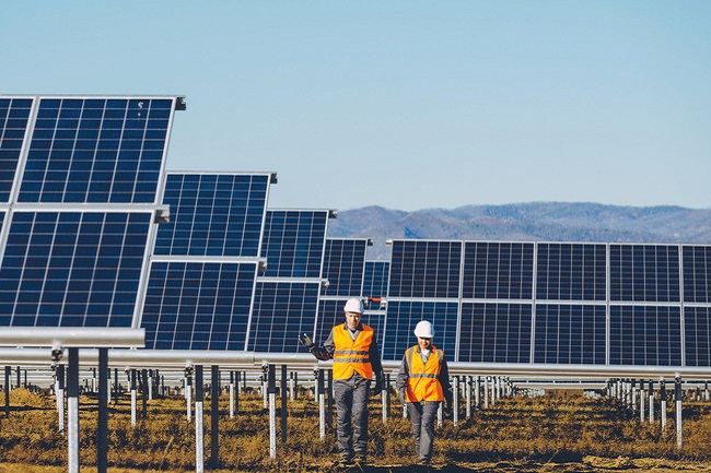Transisi Energi di Indonesia: Kebijakan yang Berbenturan dengan Komitmen Awal
