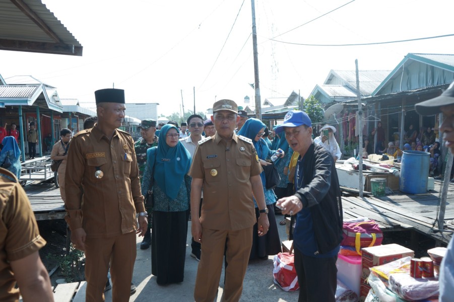 Bupati Herman Tinjau Lokasi Abrasi di Tanah Merah, Salurkan Bantuan dan Siapkan Langkah Penanganan Jangka Panjang
