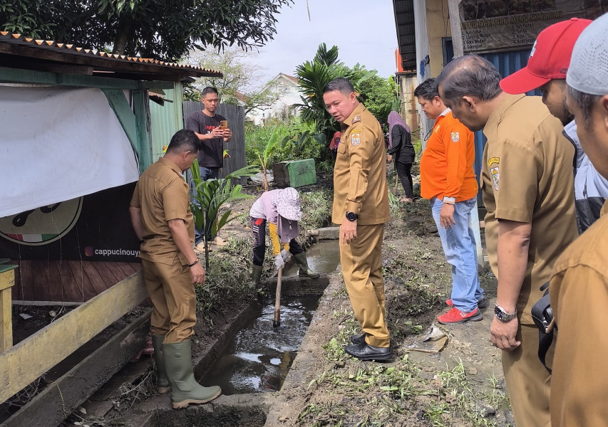 Usai Pimpin Rapat Satgas Penanggulangan Banjir, Husni Thamrin Tinjau Pembersihan Drainase
