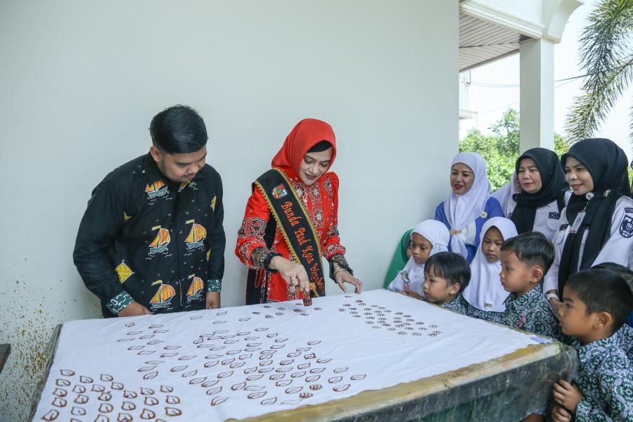 Kenalkan Batik Pada Siswa TK se-Kota Pekanbaru, Pj Ketua TP PKK: Memperkenalkan Budaya dari Sejak Dini