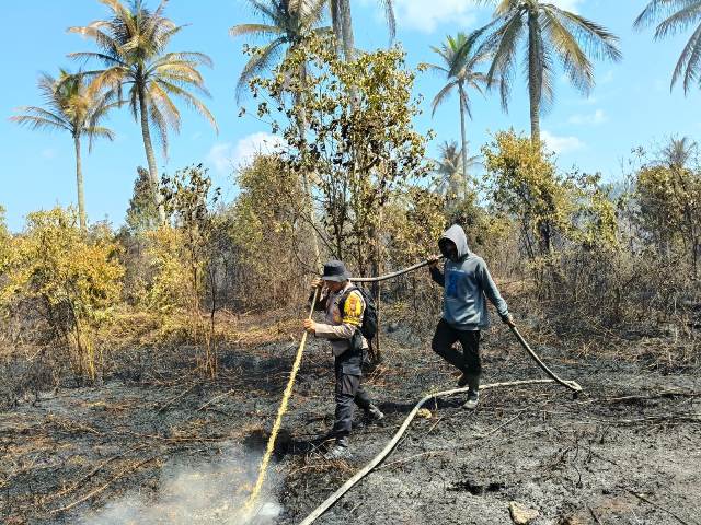 Respons Cepat Polsek Rangsang Atasi Titik Api di Desa Tanjung Bakau