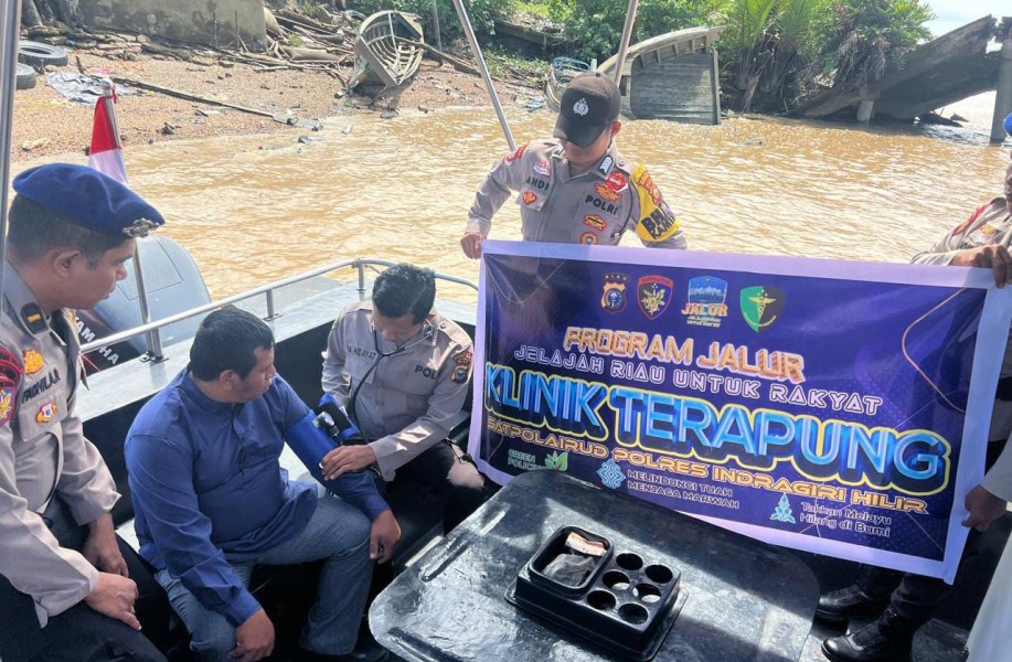 Satpolairud Polres Inhil Gelar Klinik Terapung, Warga Pesisir Sungai Indragiri Antusias Sambut Program JALUR