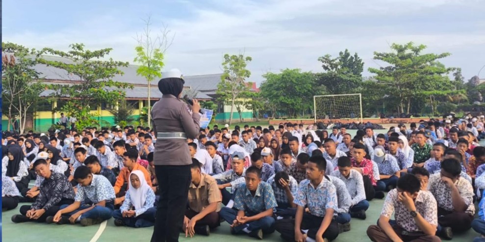 Satlantas Polres Inhil Sosialisasi Ops Patuh LK 2025 dan Green Policing di SMKN 2 Tembilahan