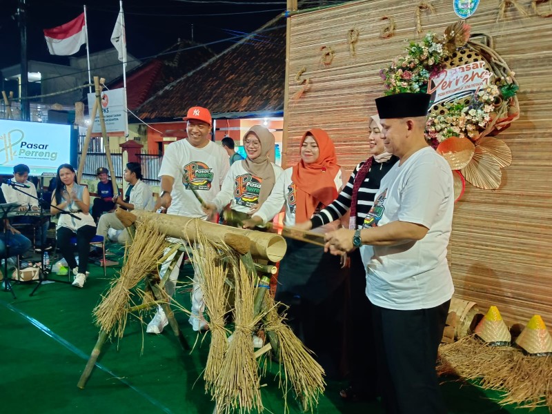 Perkuat Ekonomi Lokal, Bupati Situbondo Luncurkan UMKM Pasar Perreng