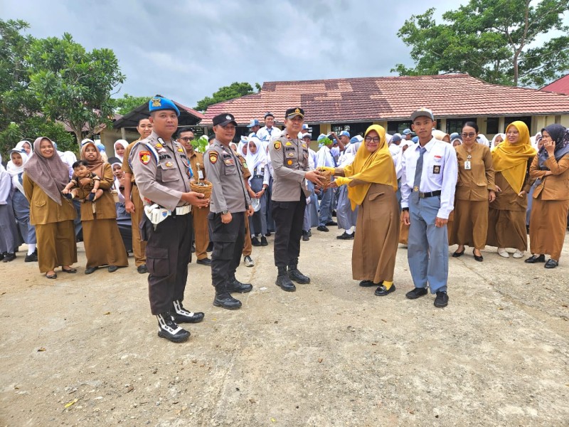 Polsek Pelangiran Gelar Police Go to School Dengan Aksi Penanaman Pohon