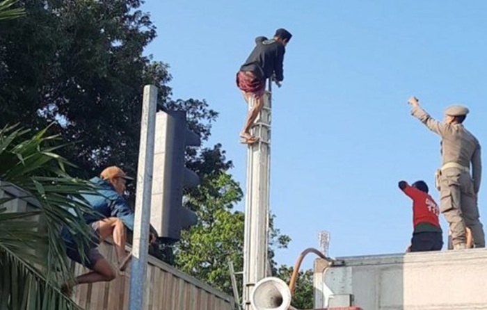 Geger! Pria di Situbondo Panjat Tiang Lampu dan Lempari Mobil, Diduga Depresi