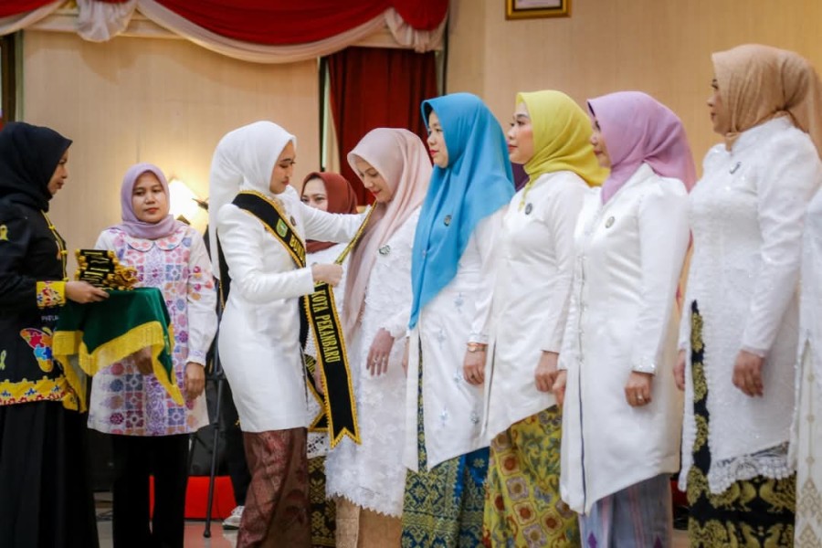 Ketua TP PKK Sulastri Dikukuhkan Sebagai Bunda Paud dan Bunda Literasi Kota Pekanbaru