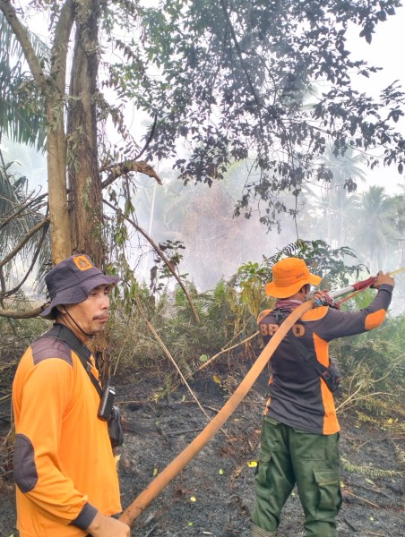 Inhil Siaga Darurat Karhutla, Kalaksa R. Irliansah Perintahkan Tim TRC Pantang Pulang Sebelum Api di Tempuling Padam