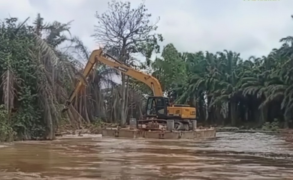Dampak Normalisasi Sungai Air Hitam oleh PT Musim Mas, Mata Pencaharian Nelayan Terancam