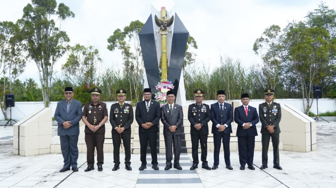 Ziarah Rombongan Peringati Harkitnas Ke-118, Bupati Herman Pimpin Tabur Bunga di TMP Yudha Bhakti