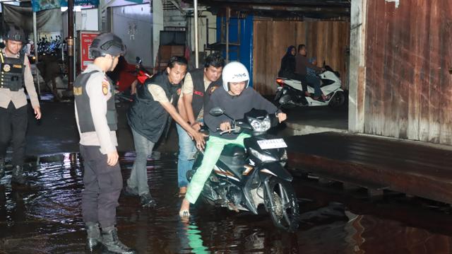 Tim Raga Polres Meranti Gerak Cepat Tanggani Bencana Banjir di Kota Sagu