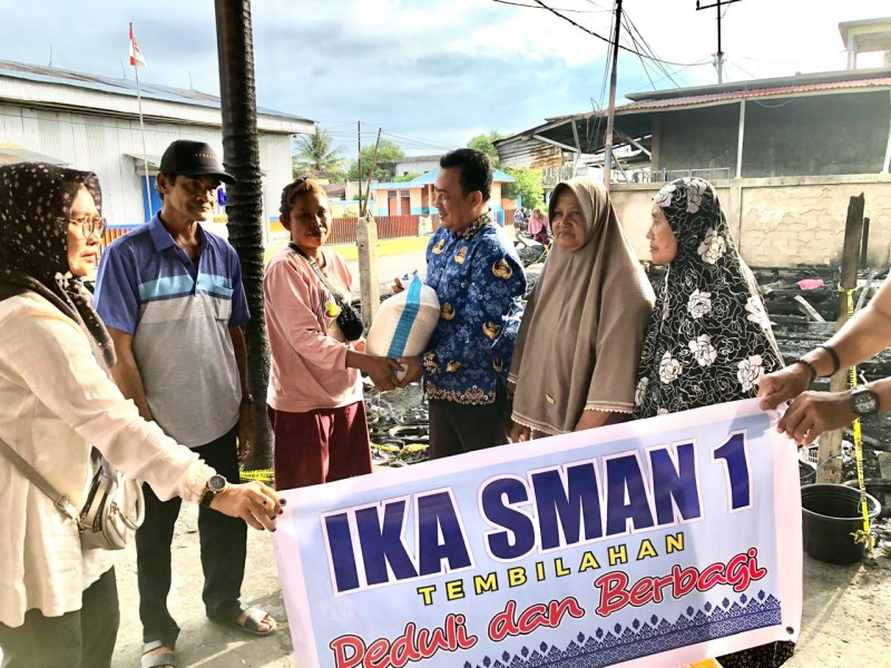 IKA SMAN 1 Tembilahan Serahkan Bantuan Sembako ke Korban Kebakaran