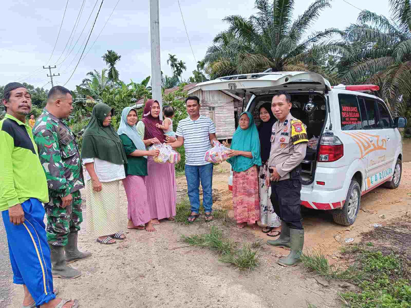 Pemdes Beligan Kolaborasi dengan TNI dan Polisi Bantu Warga Terdampak Banjir