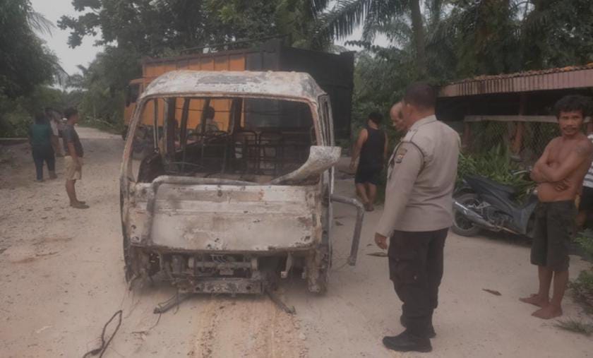 Bus Sekolah di Tanah Putih Rohil Ludes Terbakar