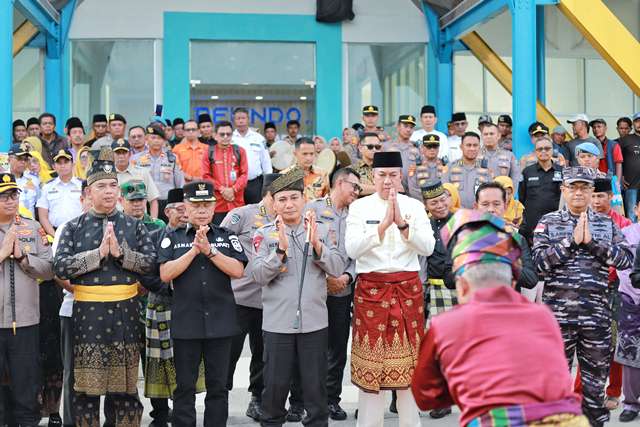 Kapolda Riau Disambut Hangat Bupati Kepulauan Meranti di Pelabuhan Tanjung Harapan