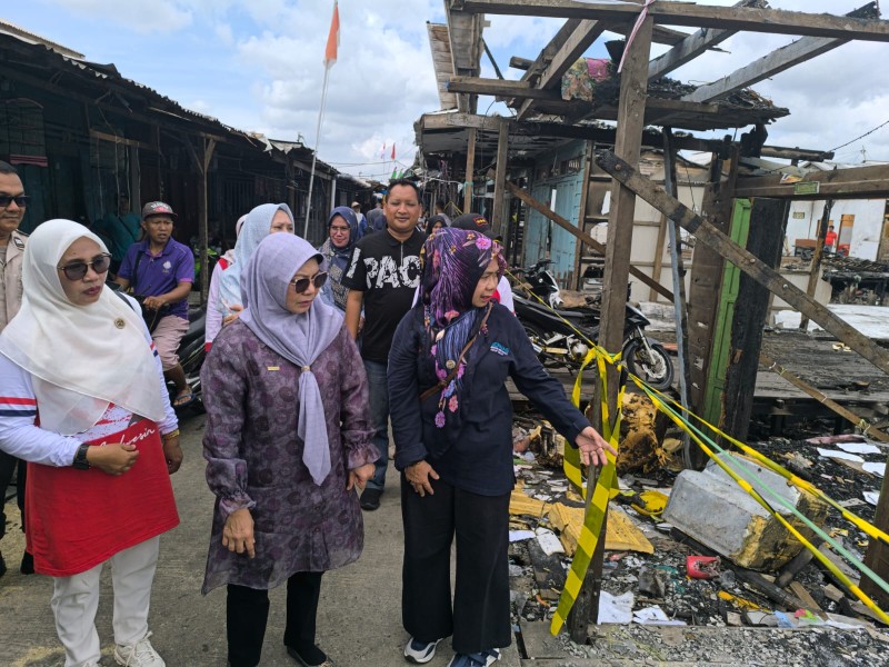 Pj Ketua PKK Inhil Hj.Katerina Susanti Tinjau dan Salurkan Bantuan Bagi Warga Terdampak Musibah Kebakaran Kuala Enok