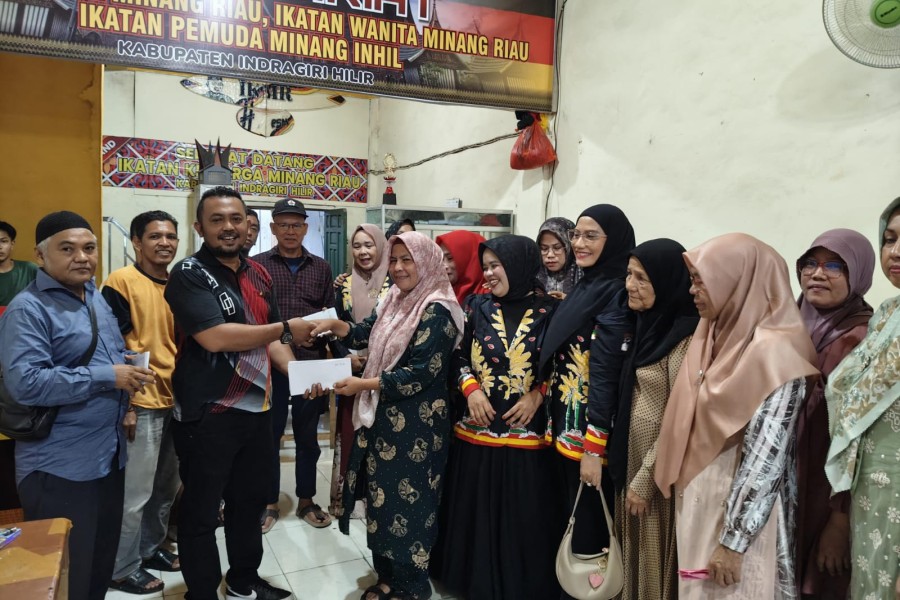 Kios Hangus, Semangat Tak Luntur: IKMR dan IWMR Bantu Pedagang Minang Bangkit dari Kebakaran