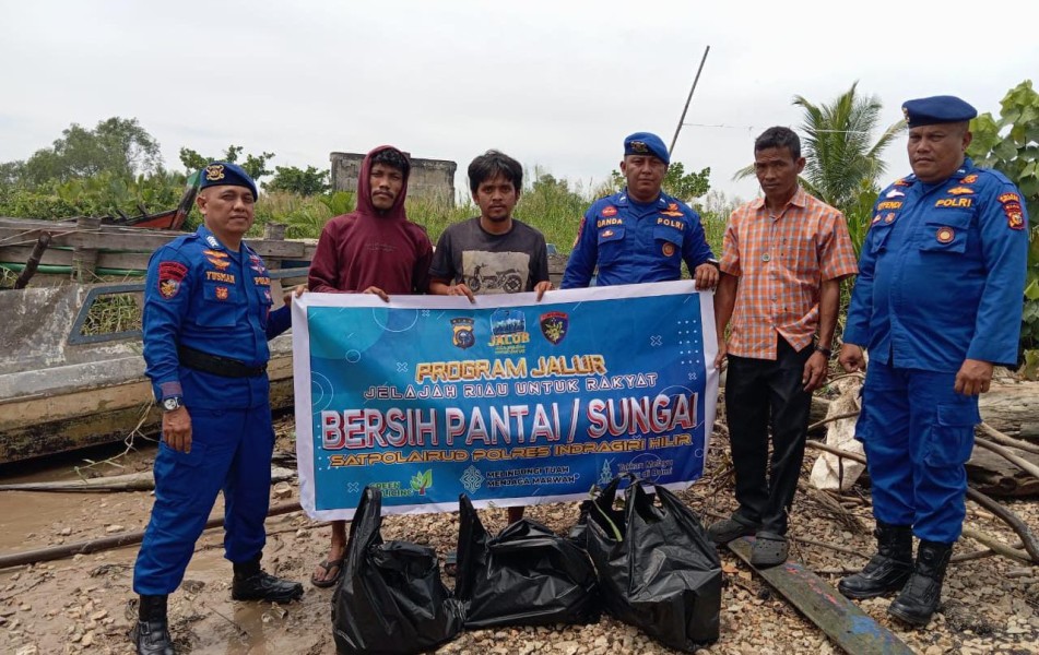 Program JALUR, Satpolairud Polres Inhil Gelar Aksi Bersih Pantai dan Sungai di Pulau Burung