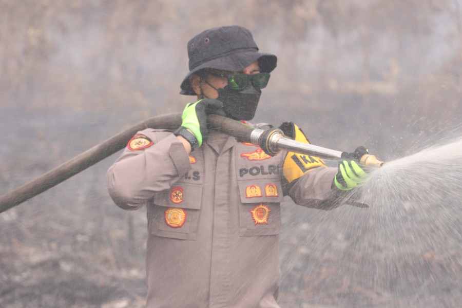 Kapolres Inhil Turun Langsung Padamkan Karlahut di Kecamatan Batang Tuaka