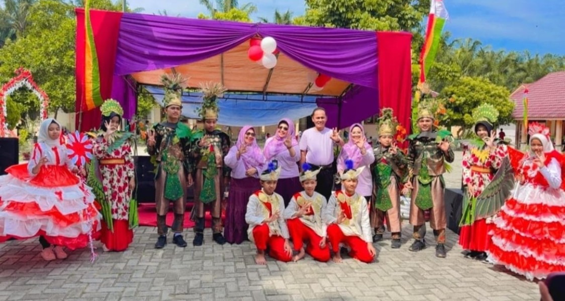 Kreatif dan Ramah Lingkungan, Karnaval HUT RI ke-81 SMPN 3 Bandar Seikijang Pukau Kepala BPMP Riau