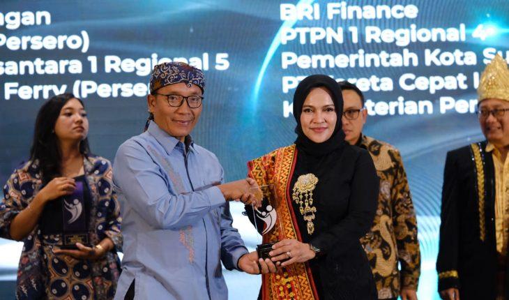 PLN Icon Plus Raih Penghargaan Atas Program Mengajar dan Menanam Pohon