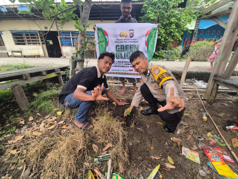 Sentuh Hati Warga, Bhabinkamtibmas Polsek Pelangiran Gerakkan Aksi Peduli Lingkungan Sejak Dini