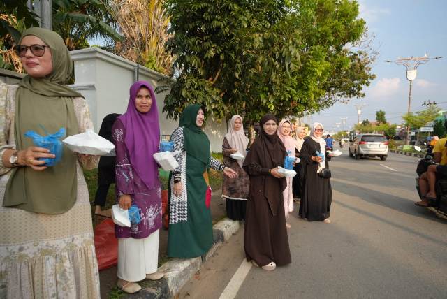 Pembina DWP Kuansing Turun Ke Jalan Bagikan Takjil, Perkuat Spirit DWP Kuansing Berbagi di Bulan Ramadhan