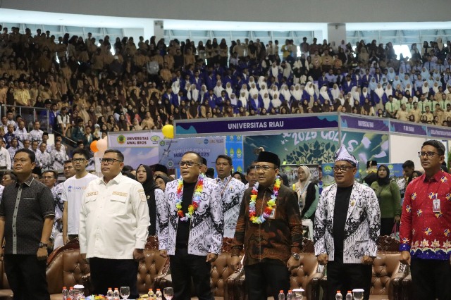 Meledak, Peserta Riau Edutech Campus Summit 2025 Penuhi Gelanggang Remaja