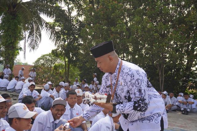 Kepsek SMAN 13 Pekanbaru, Benny Rio Denaldy Mengubah “Sekolah Buangan” Menjadi Sekolah Asri dan Berprestasi