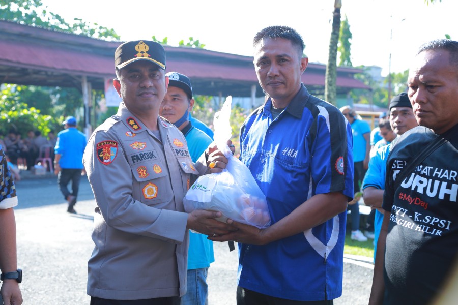 Di May Day 2025,Kapolres Inhil Potong Tumpeng dan Berikan Bingkisan Kepada Para Buruh