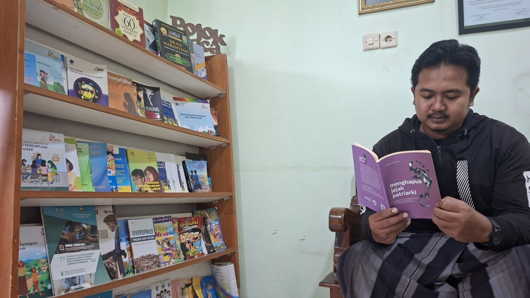 Budayakan Literasi di Kantor, DP3AP2KB Situbondo Sediakan Pojok Baca