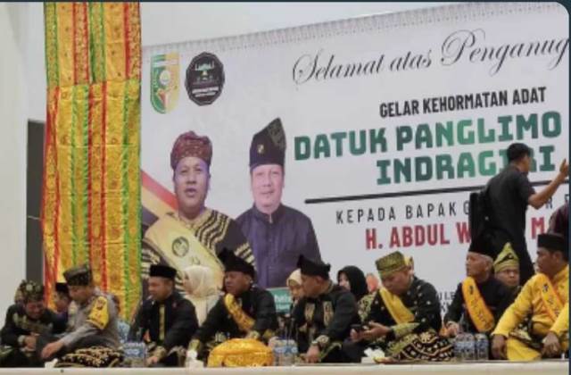 Gubernur Riau Abdul Wahid Dianugerahi Gelar Adat Datuk Panglimo Sati Indragiri