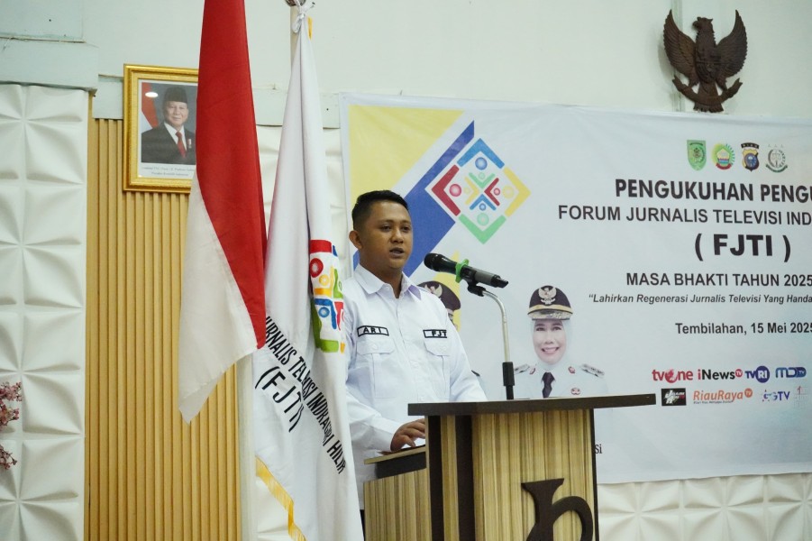 M. Ari Rahmat Sampaikan Laporan Kegiatan pada Pengukuhan Pengurus Forum Jurnalis Televisi Indragiri Hilir (FJTI) Periode 2025–2030