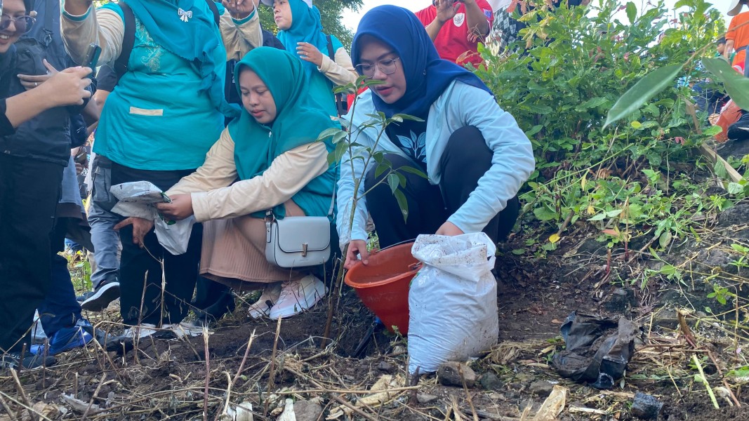 Tanam Puluhan Ribu Pohon, PKK Situbondo Usung Semangat Kartini Peduli Bumi