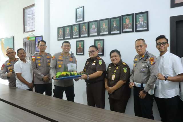Hari Bhakti Adhyaksa, Kapolres Meranti Beri Kejutan Tumpeng ke Kejari