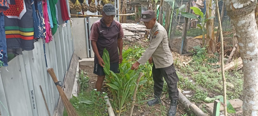 Bripka Tamta Wasul Beri Himbauan Petani Enok, Polsek Enok Gerakkan Pemanfaatan Lahan Pekarangan